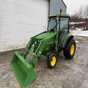 Tractor utilitario compacto John Deere 4066R, listo para tareas pesadas, fuerte, fiable y fácil de usar - Product Image 6