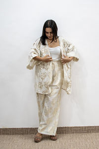 Ensemble de vêtements de détente mi-long en blanc et or avec motif floral, taille naturelle, cardigan kimono brodé et pantalon assorti - Product Image 5