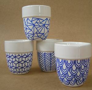 Juego de Macetas de Cerámica Blanca Premium con Patrón Azul Pintado a Mano, Soporte Duradero para Plantas Decorativas de Interior - Product Image 1