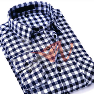 Chemise en flanelle en coton imprimé personnalisé de haute qualité pour hommes T-shirt polyvalent avec bouton en corne et soie comprenant un logo personnalisé - Product Image 3