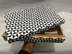 Boîte artisanale en os incrusté, décorative, noire et blanche, carrée, avec fermeture magnétique, motif gravé, pour le rangement de Noël - Product Image 5