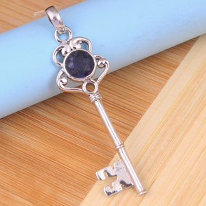 Pendentif en forme de clé en argent sterling 925 fabriqué à la main avec pierre saphir bleu royal pour les mariages, les anniversaires et les fiançailles - Product Image 1