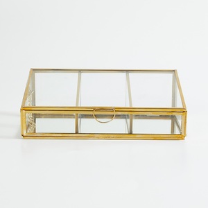 Lujosa caja de exhibición de vidrio de cuatro compartimentos con marco de latón dorado para almacenamiento de joyas, té y recuerdos - Product Image 1