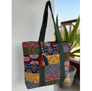 Taille 13x15 pouces élégant Ajrakh sac à main avec patch artisanal travail fermeture à glissière sécurisée spacieux et élégant parfait pour le voyage - Product Image 6