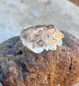 Anillo de piedras preciosas de cristal de cuarzo natural, anillo llamativo especial de diseño único, anillo tallado a mano con flores, regalo para ella o él - Product Image 4