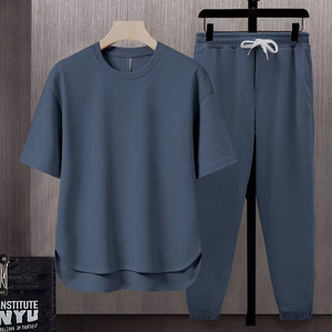 Completo Due Pezzi da Uomo Estivo con Logo Personalizzato OEM Ricamato o Stampato, T-shirt a Maniche Corte e Pantaloni Ampi a Tinta Unita - Product Image 5
