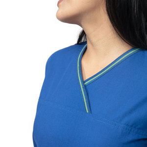 Ensembles de gommage d'hôpital de soins infirmiers professionnels de haute qualité pour femmes costume de travail médical léger avec des options de couleur et de conception personnalisées - Product Image 4