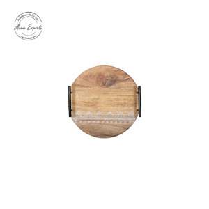 Elegante bandeja redonda de madera para servir hecha a mano y elegante con asas de metal negro desechable para una fácil decoración y servicio del hogar - Product Image 2