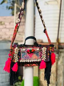 Banjara en tissu vintage brodé à la main Sac à bandoulière avec miroir - Product Image 3