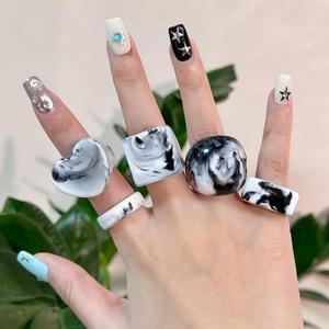Anillos de dedo de resina blanca y negra de moda, joyería acrílica de mármol grueso de gran tamaño, anillos de resina hechos a mano para mujeres y niñas - Product Image 4