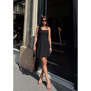 Vestido Negro con Tirantes de Rosas hasta la Rodilla para Mujer, Elegante Tela de Poliéster y Elastano Doble Atlas, Moda al por Mayor missJANELL - Product Image 1