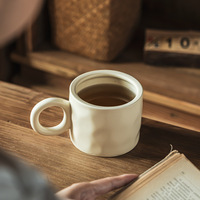 Nouvelle arrivée avec surface martelée tasse en céramique inégale tasse de petit déjeuner avec poignée