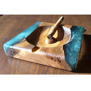 Cendrier antique en bois pour salon avec motif artistique améliorant la beauté du décor en bois - Product Image 1