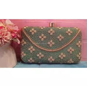 Sac à main en tissu brodé personnalisé avec motifs délicats, idéal pour les occasions spéciales et les rassemblements formels - Product Image 1