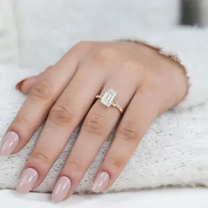 แหวนหมั้นเพชรทรงเหลี่ยมมรกตแบบคลัสเตอร์ - เพชรที่หรูหราและสง่างาม - Product Image 1