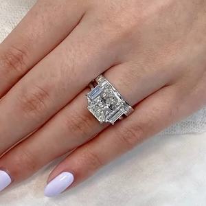 Bague de fiançailles vintage à trois pierres en moissanite taille radiant 4,25 TCW, or blanc massif 14 carats, diamant Tishya - Product Image 1