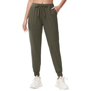 Pantalones de chándal de mujer al por mayor hechos con tela suave y ligera y una cintura elástica ancha que le da un ajuste suave - Product Image 1
