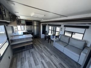 Remolque de Viaje Ligero y Plegable Gulf Stream RV Innsbruck 295SBW 2022 2023 Usado en Venta, de Acero Inoxidable, Disponible en Stock - Product Image 2