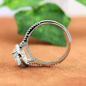 แหวนหมั้นทองคำแท้ 14K ดีไซน์โรแมนติกสำหรับผู้หญิง ประดับเพชรแล็บโกรว์แบบ Halo Setting เหมาะสำหรับงานแต่งงาน งานครบรอบ หรือเป็นของขวัญเครื่องประดับชั้นดี - Product Image 4