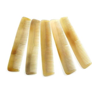 Peine de Cuerno de Búfalo Hecho a Mano en el Extranjero y Juguete Masticable Natural para Mascotas, Regalo Boutique para Hombres y Mujeres - Product Image 1