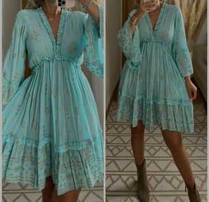 เดรสมินิสไตล์เอลเลียตของผู้หญิงสีฟ้าอ่อนพร้อม100% คอตตอนสีทองพิมพ์ลายดอกไม้คอวีเป็นมิตรต่อสิ่งแวดล้อมสำหรับสวมใส่ไปงานปาร์ตี้แบบลำลอง - Product Image 1