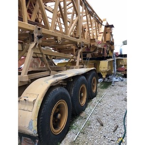 Grue à tour autoportante Liebherr 140 K de 11 tonnes utilisée pour la construction, capacité de charge de 3 à 10 tonnes, portée de 25 m. Moteur de pompe à moteur à vendre - Product Image 1