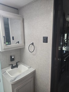 Maison conteneur Jayco Jay Flight 265RLS 31' 2023 avec alimentation intégrée et espace de préparation, design moderne, garantie incluse - Product Image 4