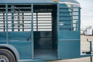 Remolque utilitario para ganado de 2 ejes con pared lateral desmontable, valla para transporte de ganado, ovejas, caballos, vacas y cerdos - Product Image 6