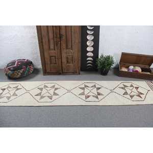 Tapis de 2,5 x 11,9 pieds, tapis Herki vintage, tapis turc en laine blanche à imprimé animal - Product Image 3
