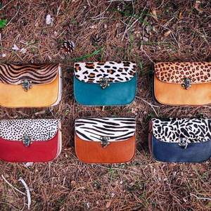 Bolso de mano de mujer de alta calidad con diseño personalizado disponible Embragues de mujer hechos a mano de cuero genuino - Product Image 5