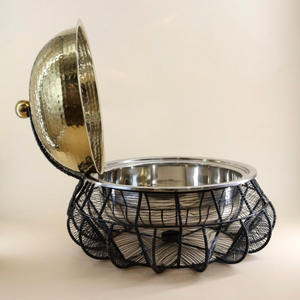 Plat en acier inoxydable avec couvercle, finition martelée et base en fil métallique pour le service de nourriture de mariage et la décoration de table - Product Image 4