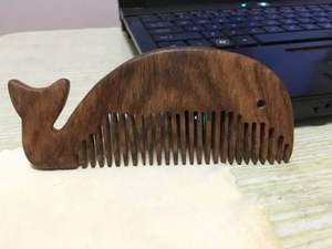 Peine de pelo con mango de madera hecho a mano NATURAL para uso en Salón de la India Peine de madera al por mayor para uso comercial a la venta en - Product Image 4