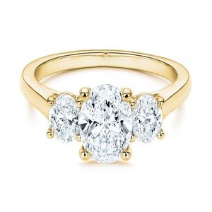 Anillo de Boda de Moissanita Incolora con Corte Ovalado y Tres Piedras, Chapado en Oro, Certificado GRA, Joyería de Lujo Personalizable - Product Image 1