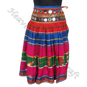 มือปักและกระจกประดับกระโปรง Banjara ทำโดยชนเผ่า Kutchh คุชราต - Product Image 2