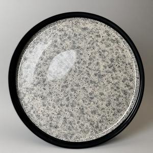 Plaque de charge en résine Onyx de minuit avec finition noire brillante profonde et miroitement subtil pour les paysages de table de luxe modernes - Product Image 4