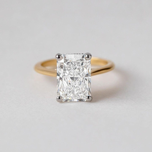 Anillo de Compromiso con Diamante Cultivado en Laboratorio de Corte Radiante de 3.20CTW, Oro de 14K, Engaste Catedral con Halo Oculto - Product Image 1