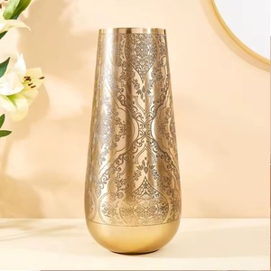 Vases à fleurs en métal doré sculpturaux modernes avec texture nervurée pour la décoration de la maison de luxe, table, étagère et style central en provenance d'Inde - Product Image 4