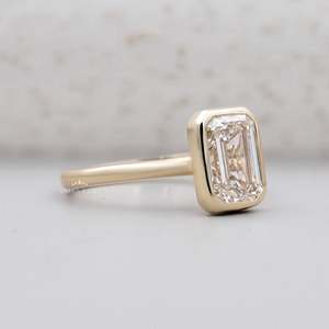 Bague de fiançailles solitaire en diamant de laboratoire taille émeraude certifiée IGI pour femme avec sertissage clos en or - Product Image 2