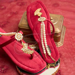 Sandales à bride cheville imprimées tendance, faites à la main, antidérapantes, couleur bordeaux profond, avec empeigne en velours suédé et doublure en velours - Product Image 3