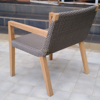 Chaise de terrasse moderne et légère Zusa en bois de teck durable pour les repas en plein air et les villas d'Indonésie