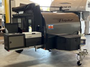 Precio al por mayor 2025 2026 RVs Flyer Pursue Remolque de viaje moderno y ampliable de 13 pies con puertas traseras, de aluminio ligero y doble amortiguación - Product Image 1