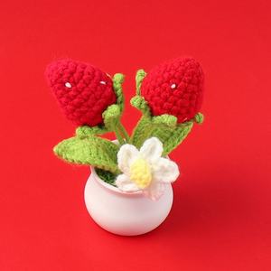 Décoration de scène en forme de petite plante de fraise à double tête, accessoires au crochet finis pour la chambre à coucher, le bureau, les travaux textiles et les créations en tissu - Product Image 3