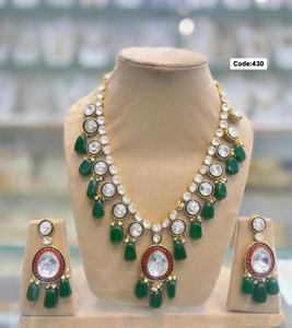 Ensemble de bijoux de mariée traditionnel Polki, collier Kundan fait à la main avec boucles d'oreilles assorties, disponible au meilleur prix en Inde - Product Image 1
