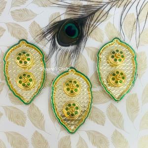 Artisanat Petite Assiette de Kumkum Chawal pour Puja, Indien Puja Thali Religieux Faveurs de Mariage Laiton Plaqué Or Design Thali - Product Image 5