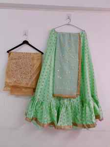 Lehenga Choli tendance de style pakistanais en soie Kasturi lourde, imprimé et bordure en dentelle, avec chemisier en soie à motifs de sequins et de dori - Product Image 6