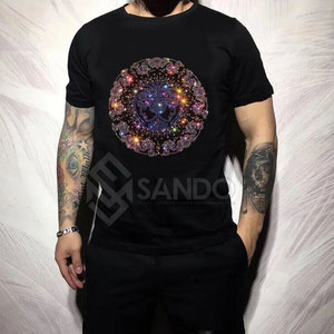 เสื้อยืดผู้ชายแขนสั้นประดับพลอยเทียมพิมพ์ลายซับลิเมชัน - Product Image 1