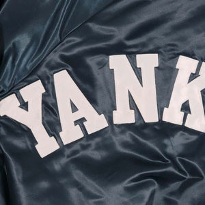 Chaqueta universitaria de satén ligera personalizada OEM para hombre, ropa de calle de béisbol con cuello levantado y forro suave con cierre a presión - Product Image 5