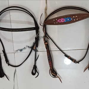 Selle de cheval occidentale en cuir véritable à outils manuels Combo Pack Selle anglaise saisonnière légère Trois selles pour l'équitation - Product Image 1