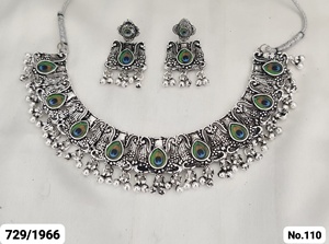 Collier de bijoux traditionnels royaux avec pierres multicolores et boucles d'oreilles assorties idéal pour les occasions festives de mariage ethnique - Product Image 6