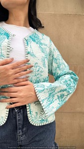 Veste matelassée en coton faite à la main pour femmes motif floral réversible et respirant saison d'hiver avec décorations de trou de bouton - Product Image 3